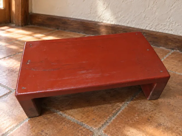 Descansapiés pintado