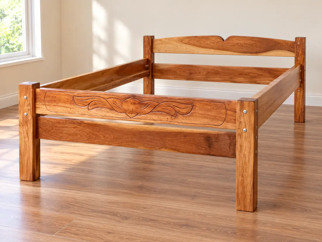 Cama de madera con detalle tallado — imagen 2