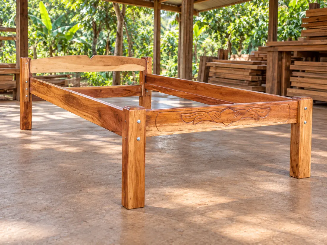 Cama de madera con detalle tallado — imagen 3