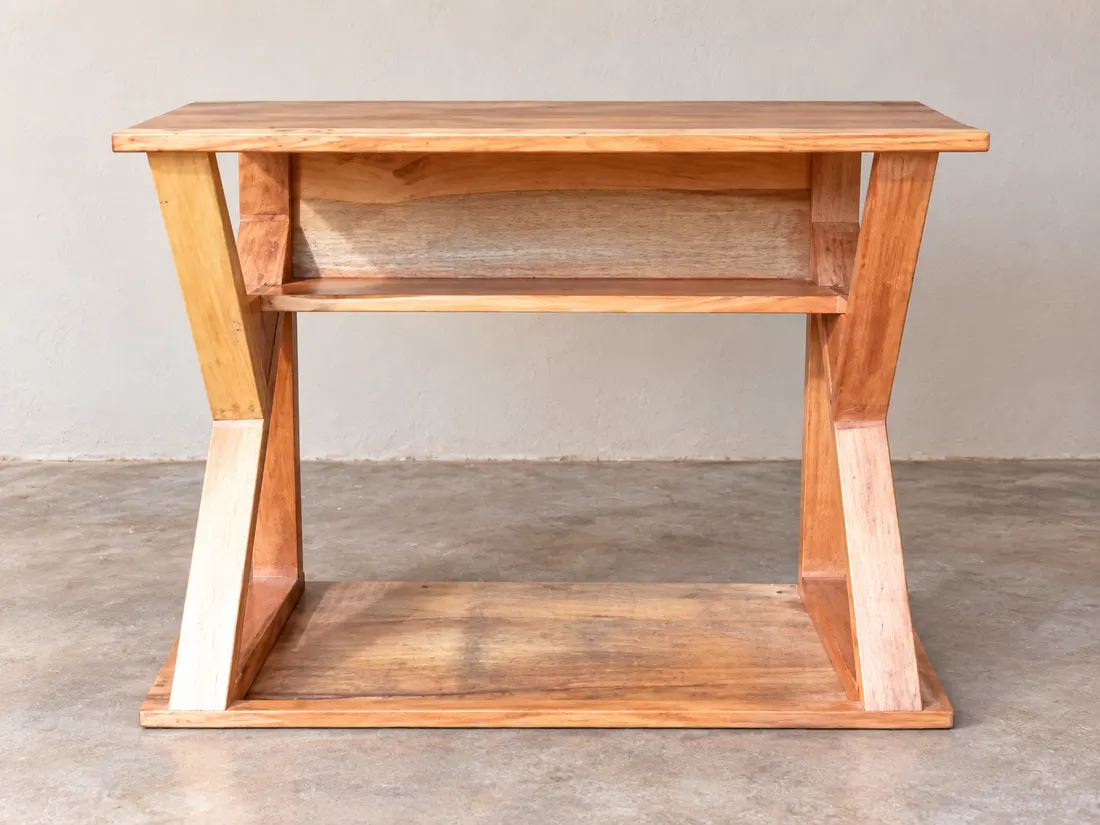 Mesa auxiliar de madera con repisa — imagen 1