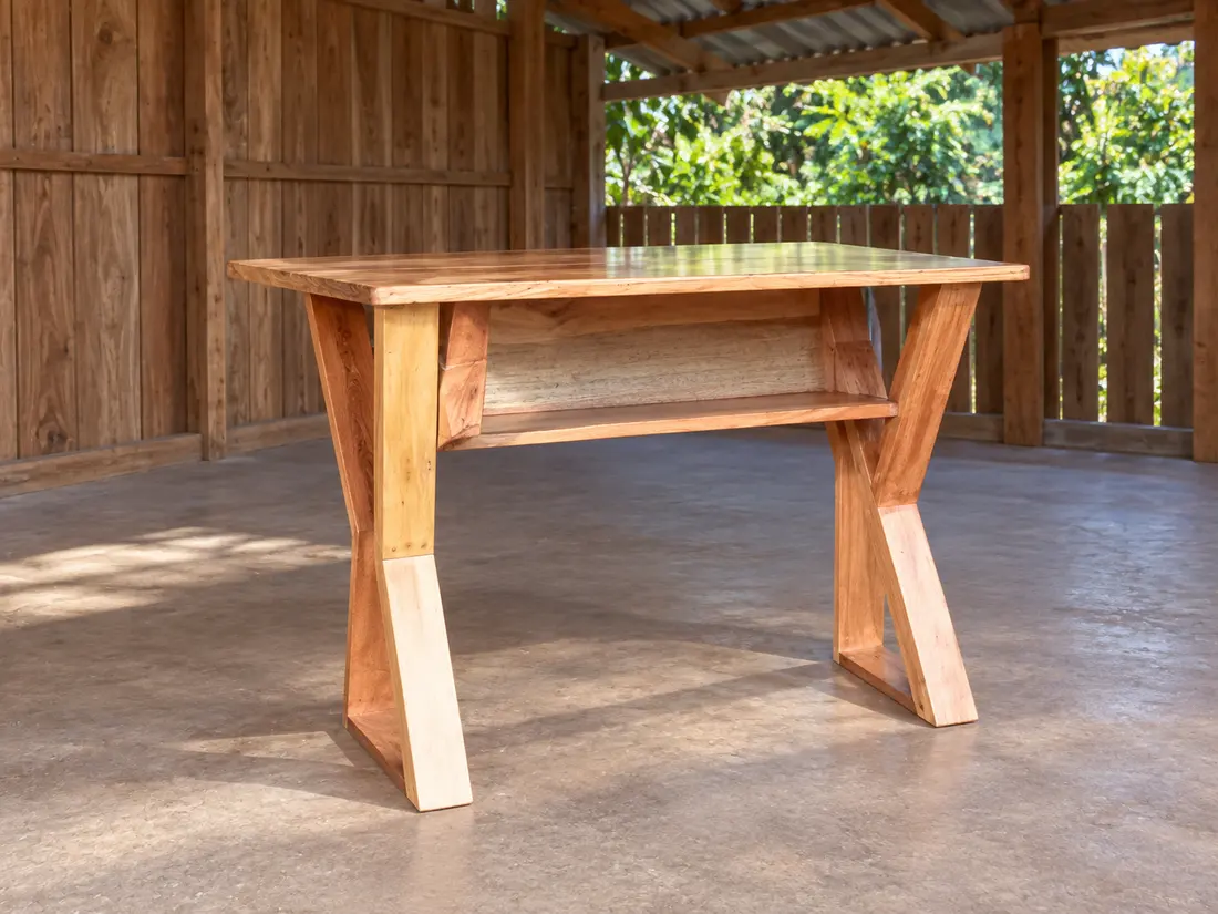 Mesa auxiliar de madera con repisa — imagen 2