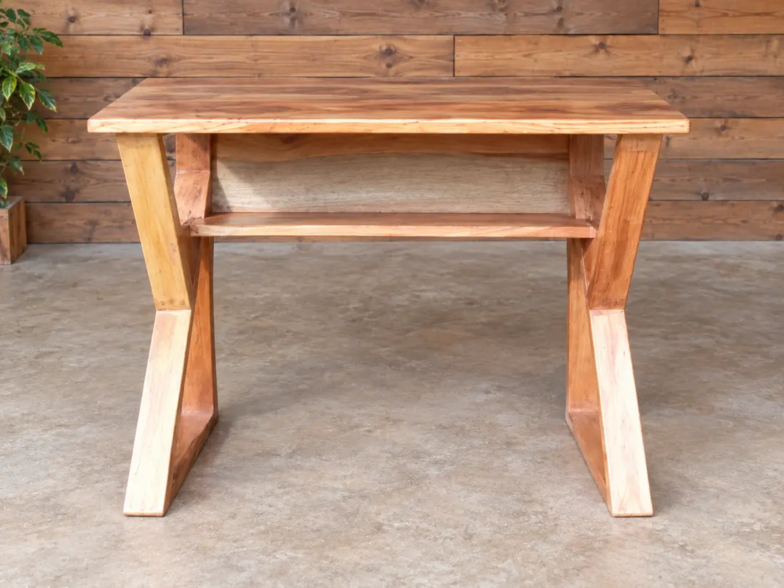 Mesa auxiliar de madera con repisa — imagen 3