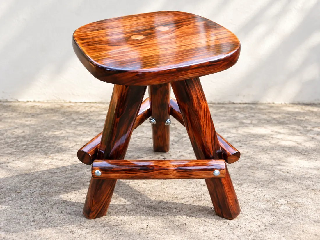 Banco bajo de madera con asiento redondeado — imagen 2