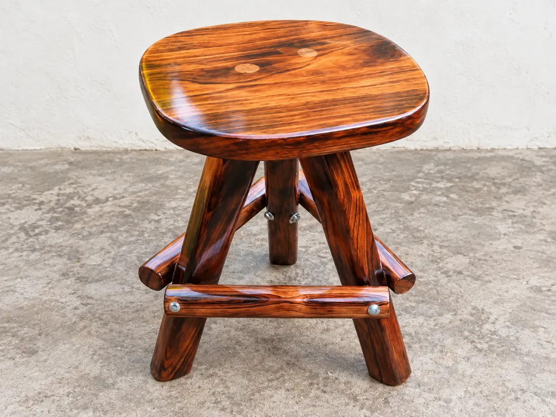 Banco bajo de madera con asiento redondeado — imagen 3